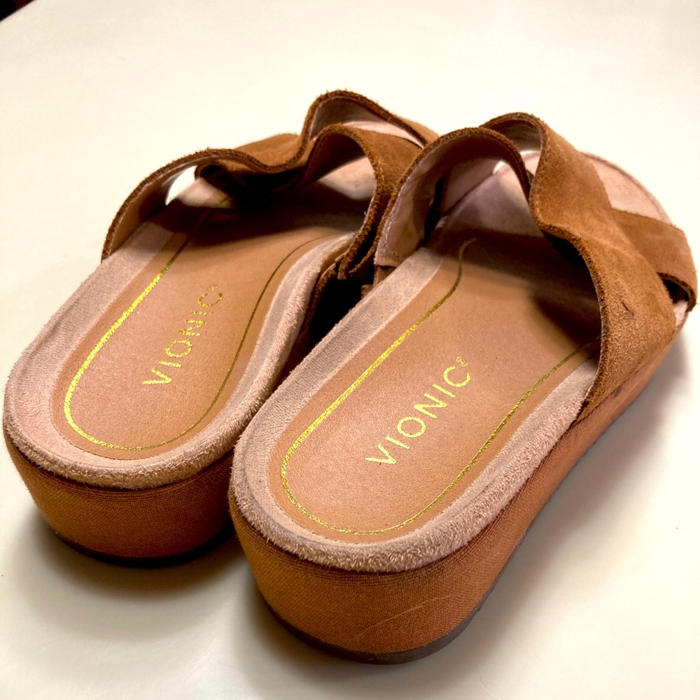 Vionic cross cross sandals in size 7.5.